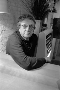 Antoni Muntadas, artist portrait, album Catalunya. (Barcelona, 1942) Residente en Nueva York desde 1971.