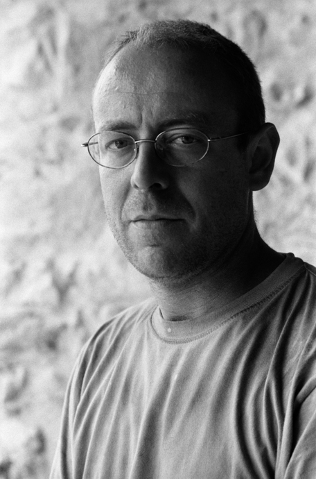 Anton Sobrino Oviedo, Asturias, 1970 Retrato para el proyecto portrait to self-portrait. Conjuntamente con Mercedes Cano participa en la creación de «Esperanza», una obra de hierro forjado, acero y aluminio instalada en el Parque de Escultura «Een Zee van Staal» (Un mar de acero) en Wijk aan Zee, Holanda.